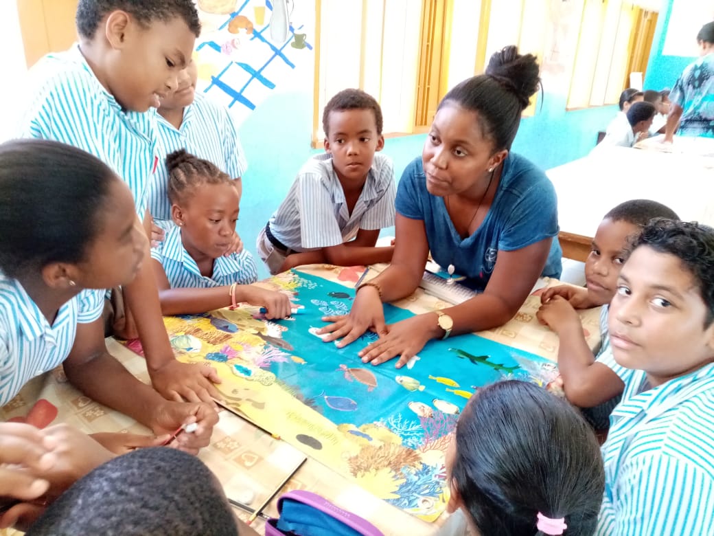 Aux Seychelles, les élèves de l'école de Beauvallon partage leurs connaissances sur la biodiversité des récifs coralliens à partir du poster de la mallette MARECO