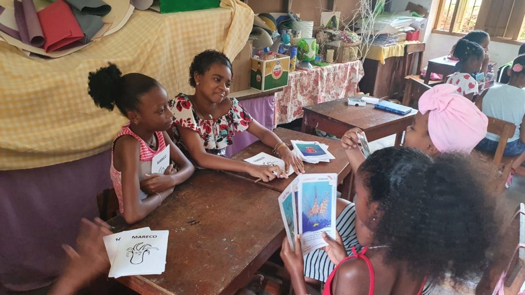Partie de jeu de 7 familles aux Seychelles (2020)